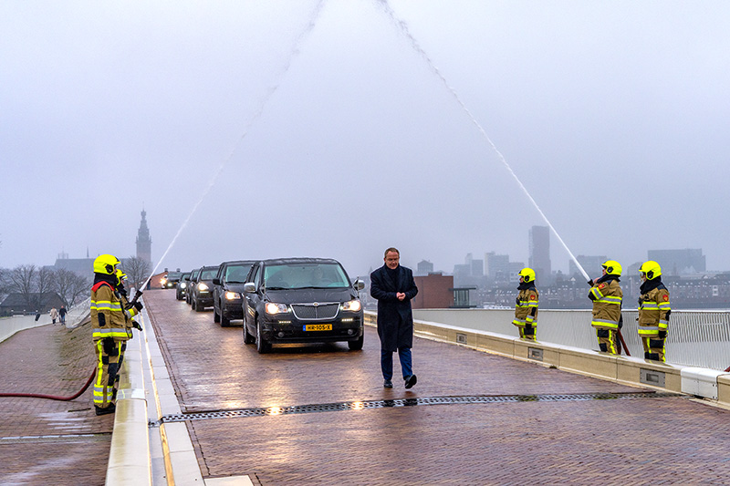 Constantijn loopt voor auto afscheid brandweermannen