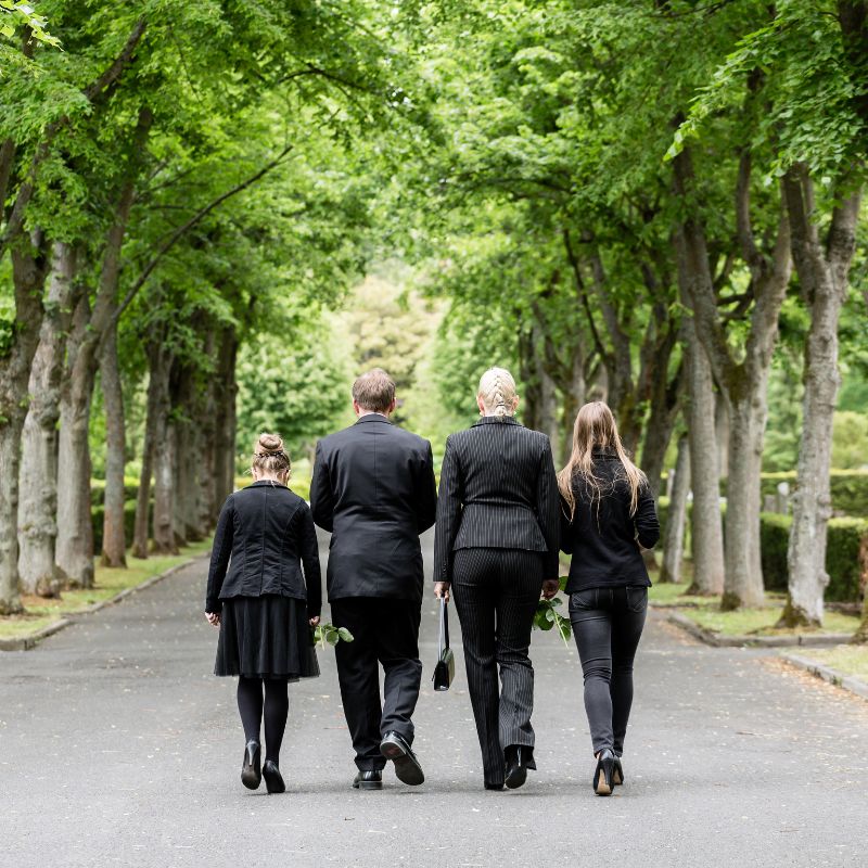 Familie begrafenis loopt over begraafplaats